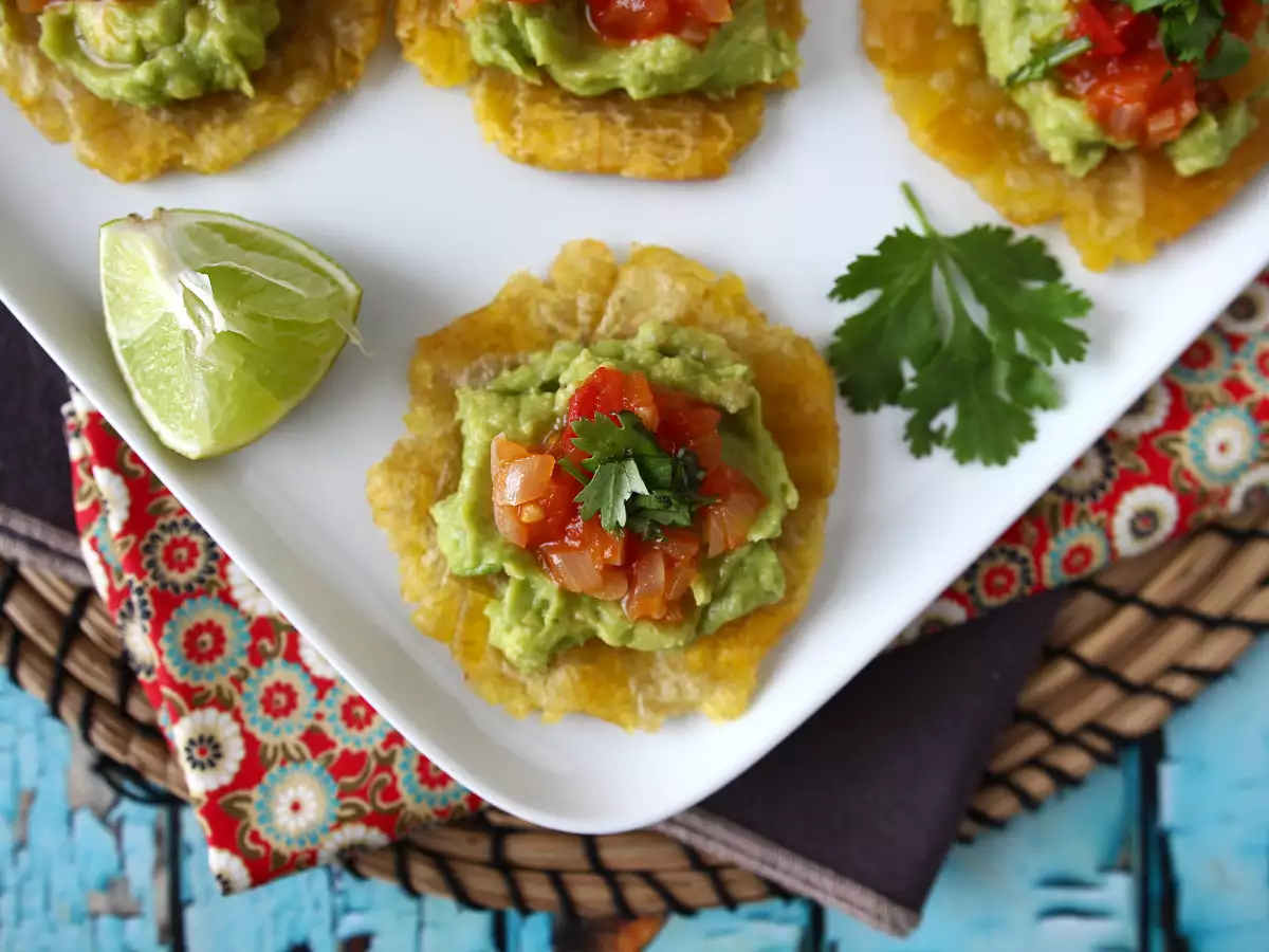 Patacones, roti pisang raja khas Kolombia dengan guacamole dan tomat - foto 6