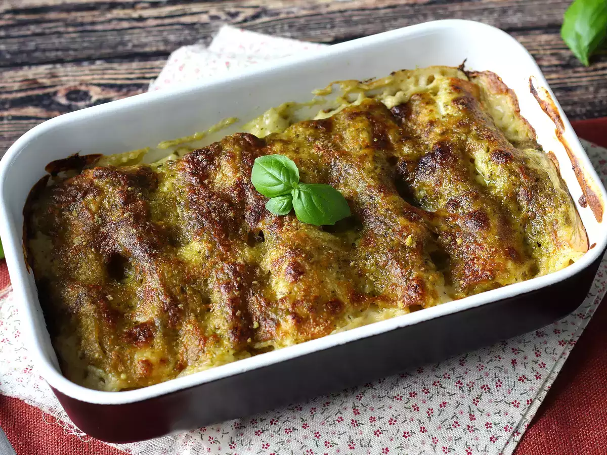 Pesto cannelloni au gratin yang creamy: resep yang mudah dan lezat