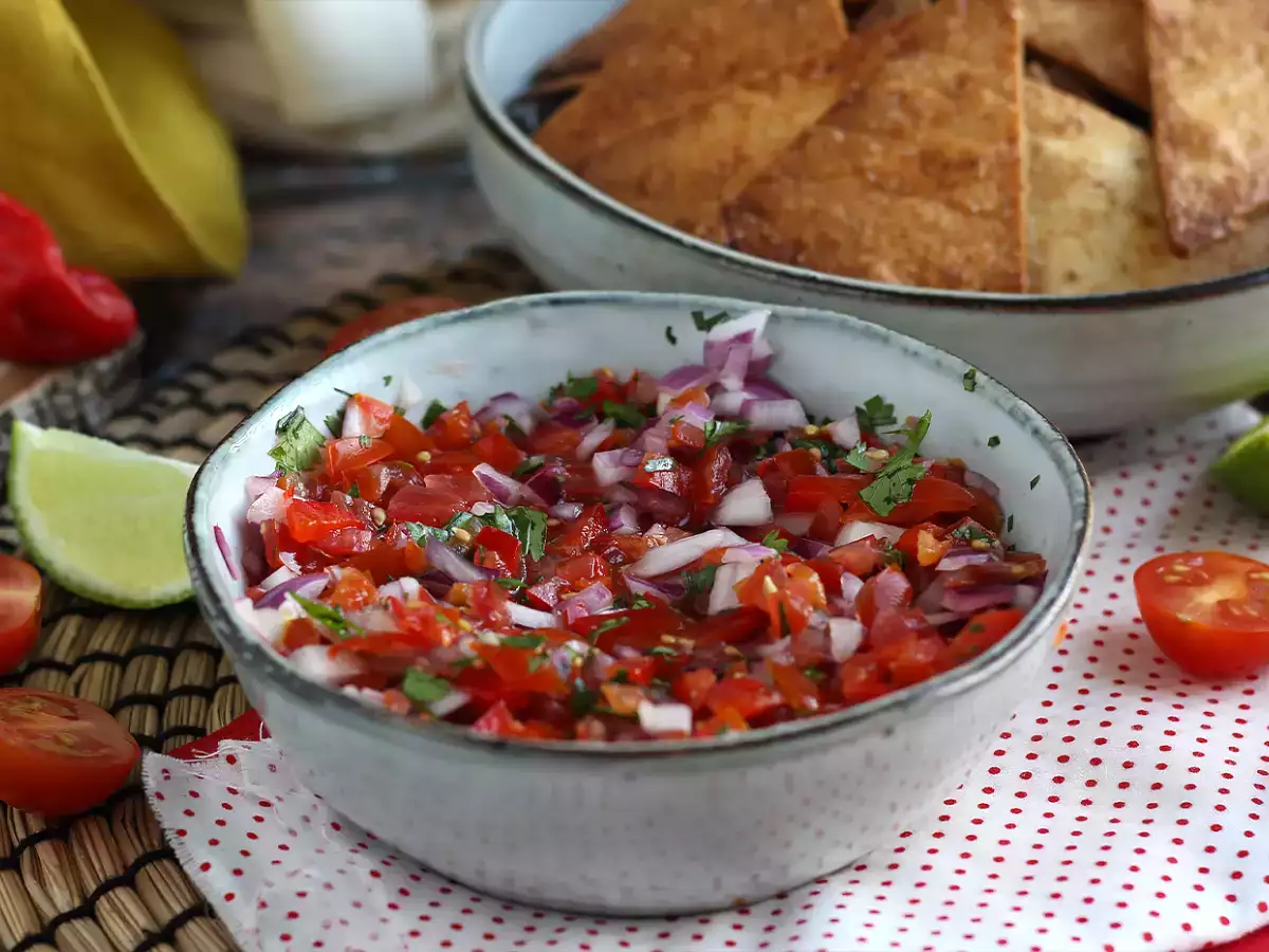Pico de gallo dan keripik tortilla buatan sendiri - foto 3
