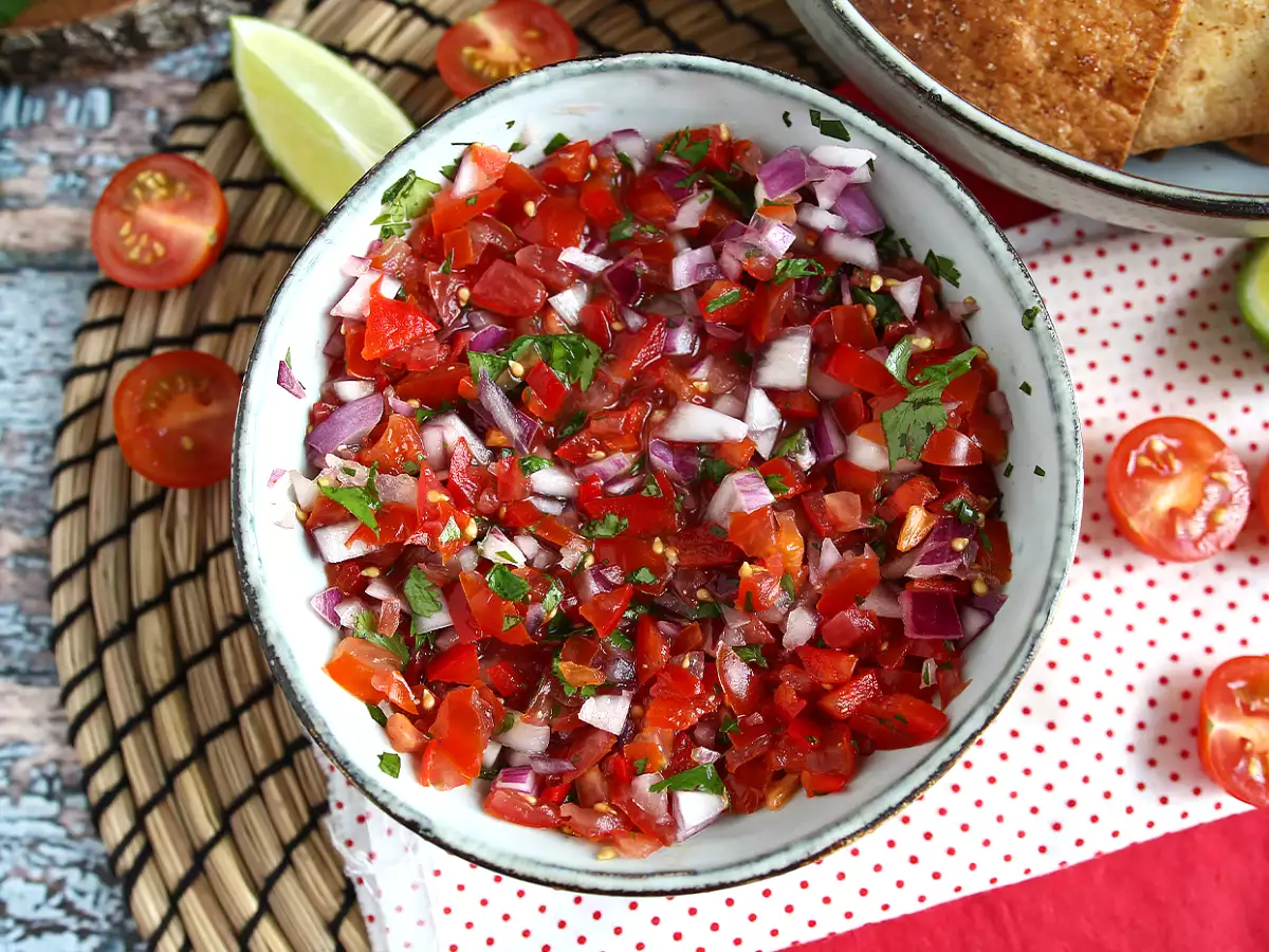 Pico de gallo dan keripik tortilla buatan sendiri - foto 6