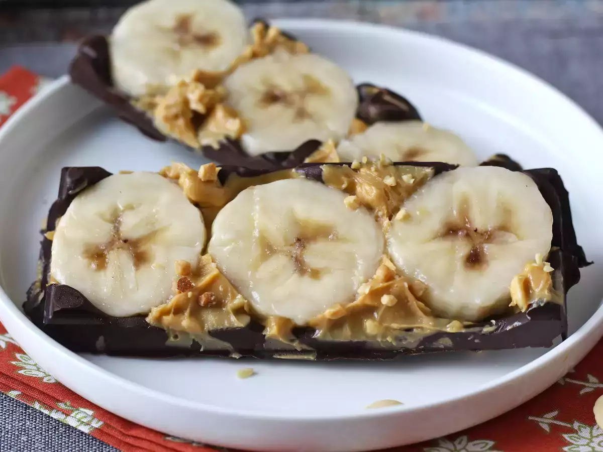 Pisang mini, selai kacang, dan cokelat batangan, sangat lezat tanpa tambahan gula