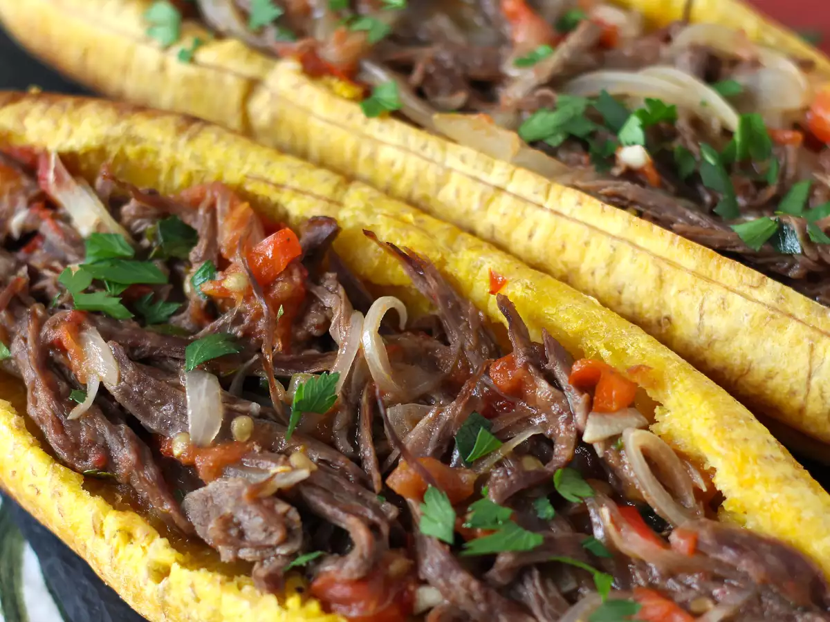 Pisang raja diisi dengan suwiran daging dan keju parut - foto 2