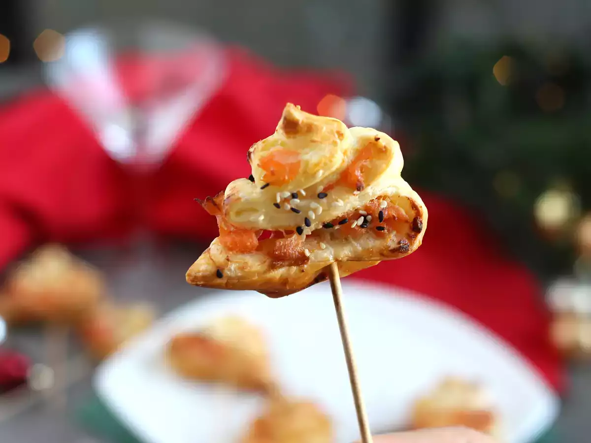 Pohon cemara puff pastry dengan dua jenis salmon - foto 4