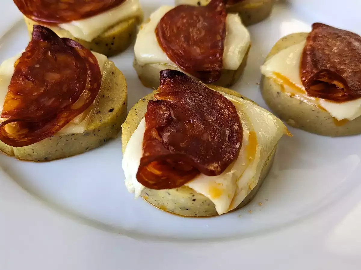 Polenta crostini dengan keju scamorza dan pepperoni - foto 2