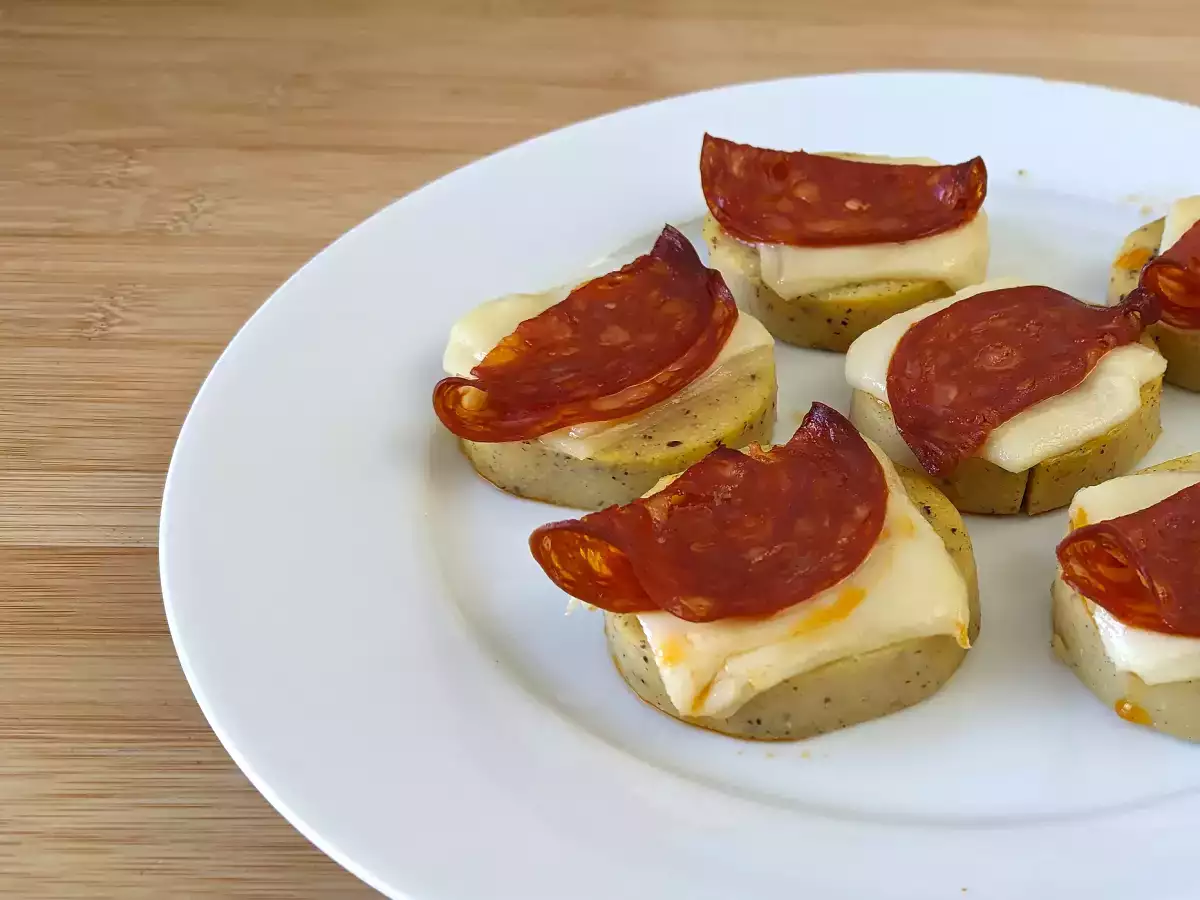 Polenta crostini dengan keju scamorza dan pepperoni - foto 3
