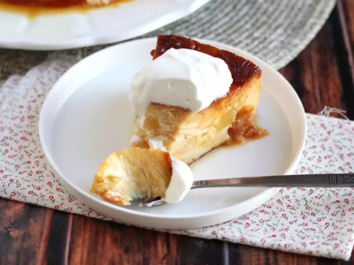 Puding apel dan karamel dengan croissant - foto 3