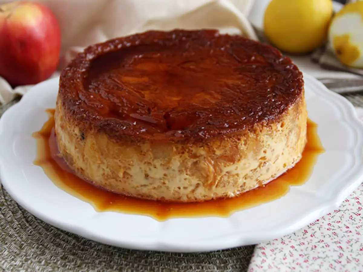Puding Roti Croissant dengan Apel dan Karamel