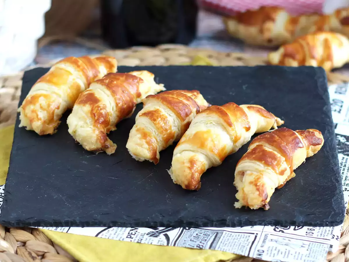 Puff pastry croissant dengan saus béchamel, ham dan keju - foto 2
