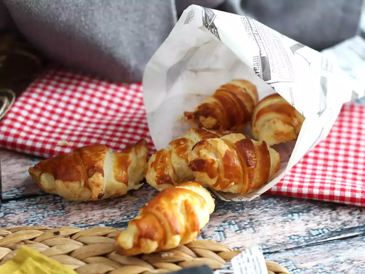 Puff pastry croissant dengan saus béchamel, ham dan keju - foto 3