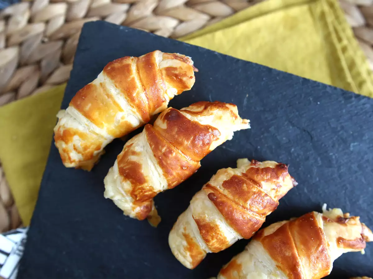 Puff pastry croissant dengan saus béchamel, ham dan keju - foto 4