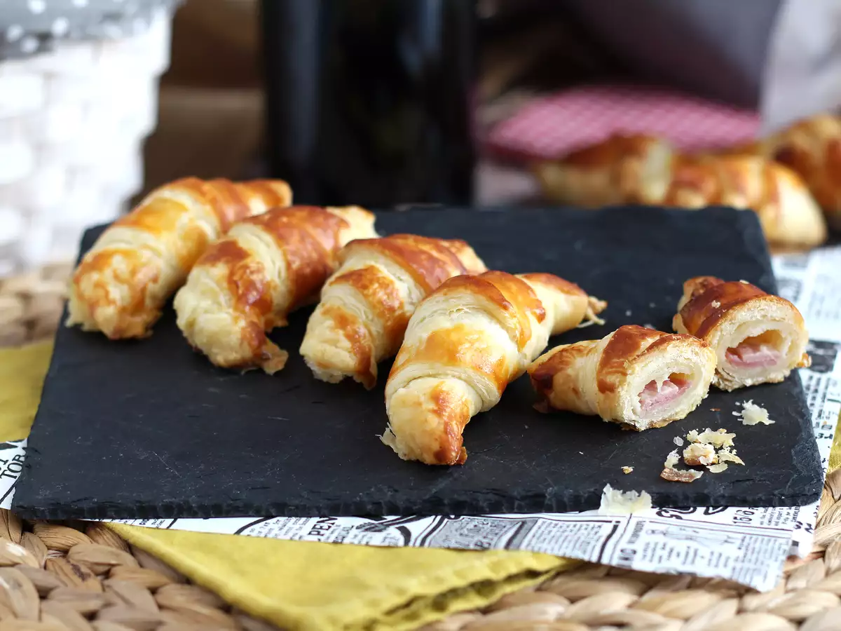 Puff pastry croissant dengan saus béchamel, ham dan keju - foto 5