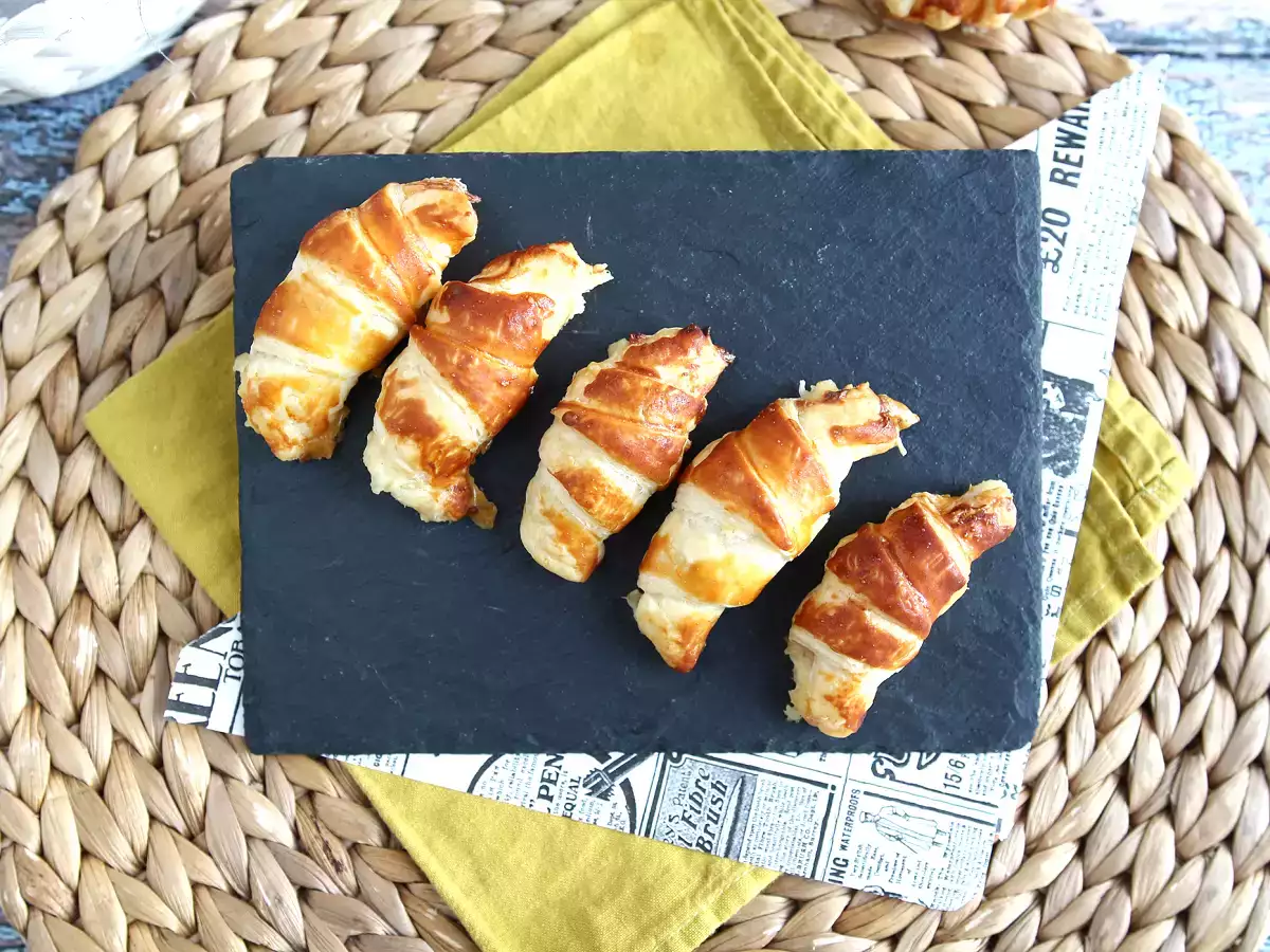 Puff pastry croissant dengan saus béchamel, ham dan keju - foto 6