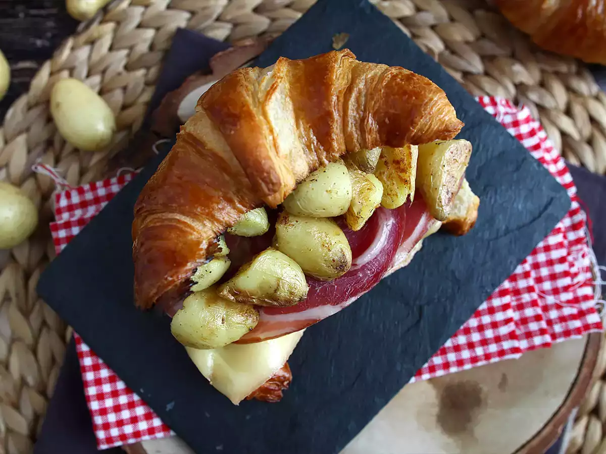 Raclette croissant sandwich untuk makan siang yang lezat! - foto 2