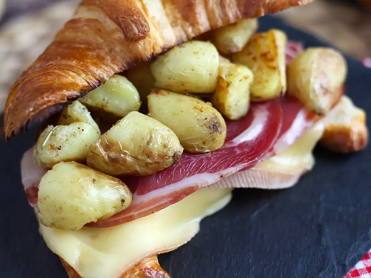 Raclette croissant sandwich untuk makan siang yang lezat! - foto 3