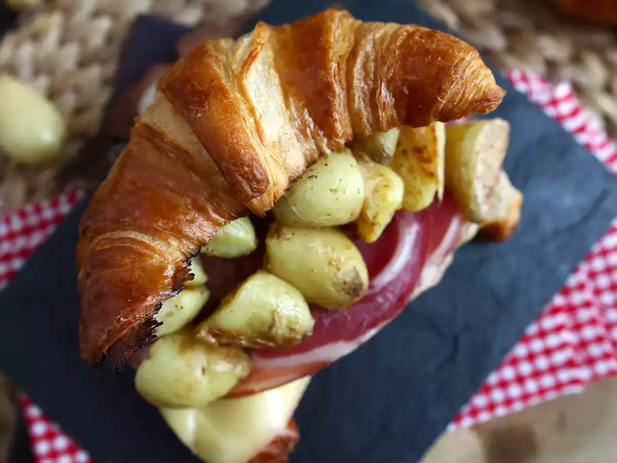 Raclette croissant sandwich untuk makan siang yang lezat! - foto 4