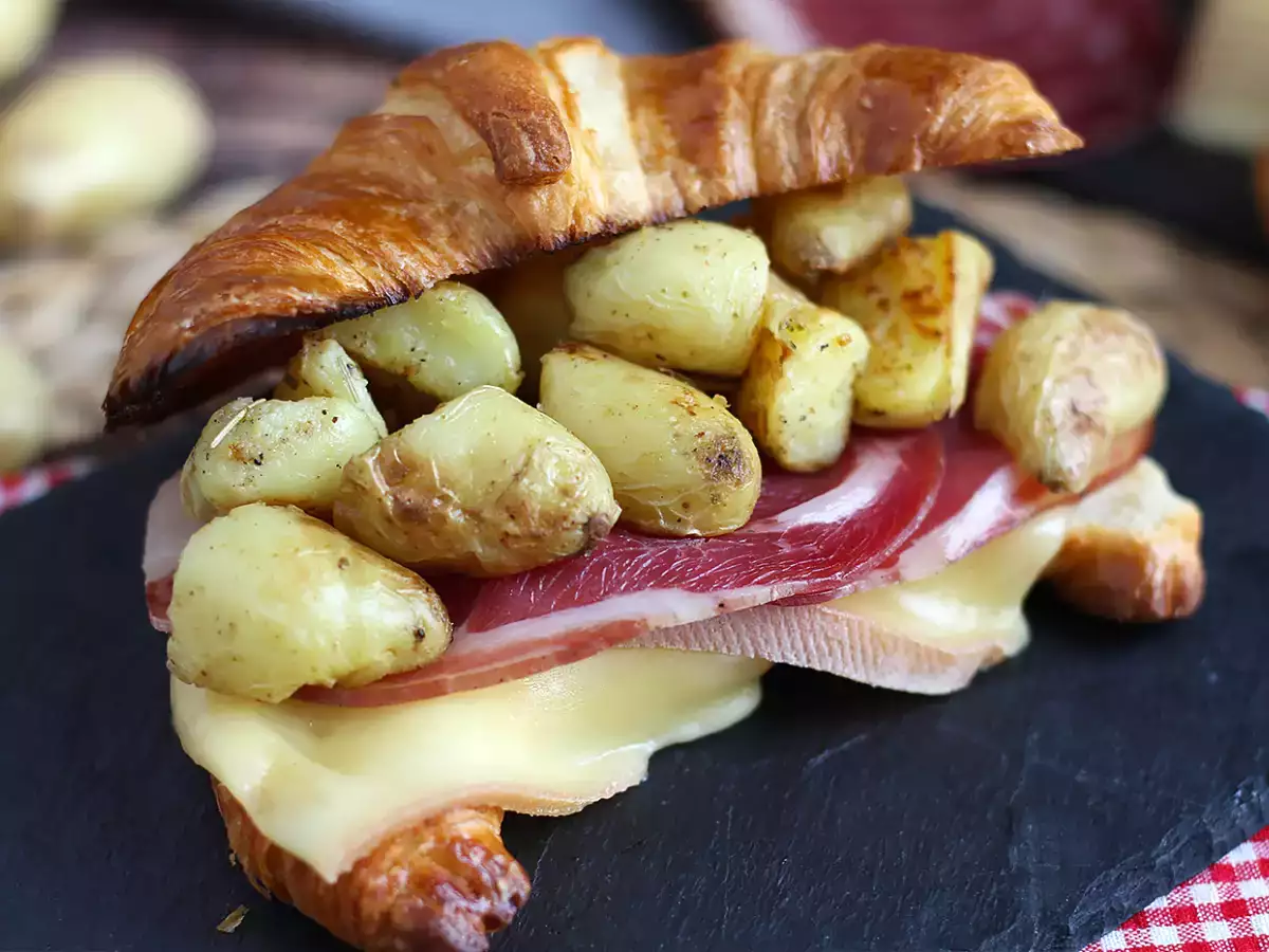 Raclette croissant sandwich untuk makan siang yang lezat! - foto 5