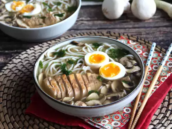 Resep Ramen ayam: versi mudah dari hidangan asia yang ikonik ini!