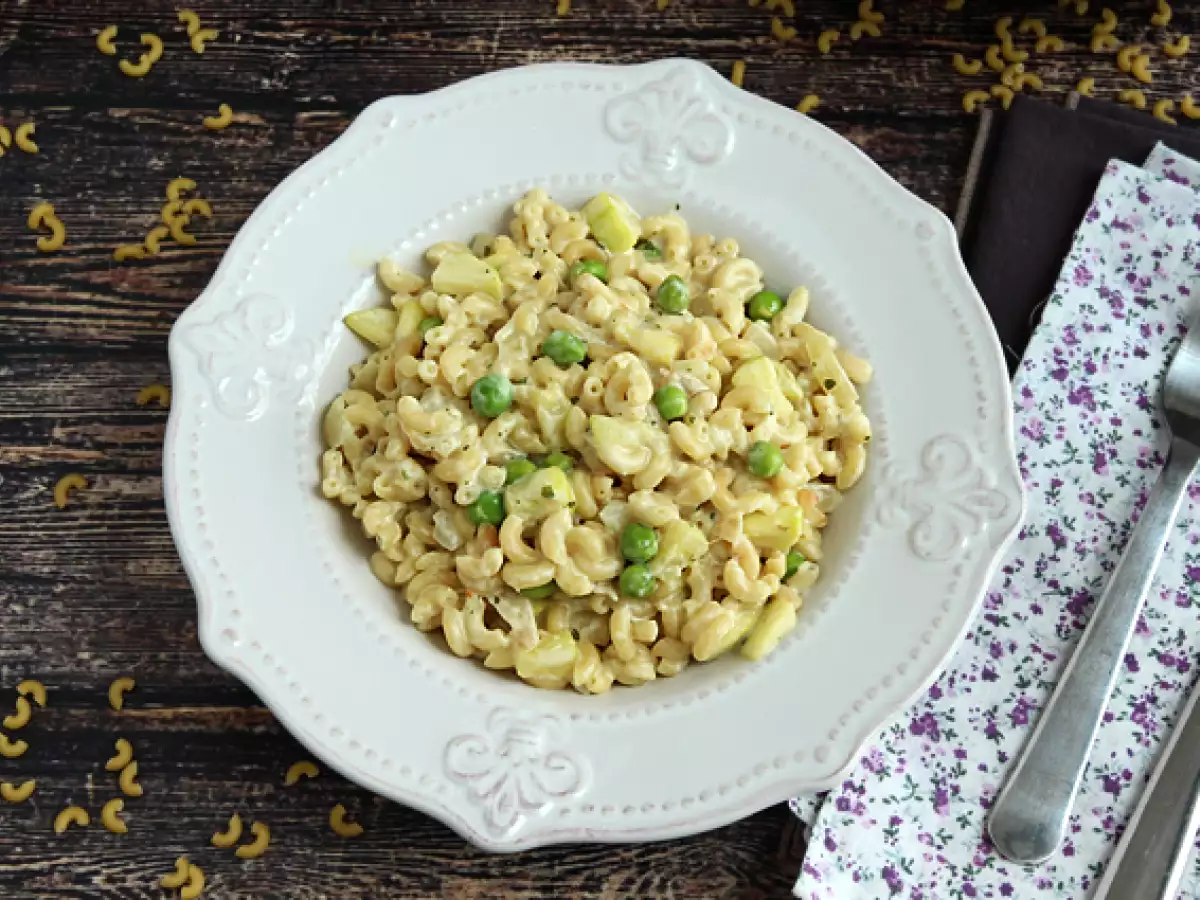 Risotto Coquillettes dengan Kacang Polong, Zukini, dan Keju Bawang Putih-herba