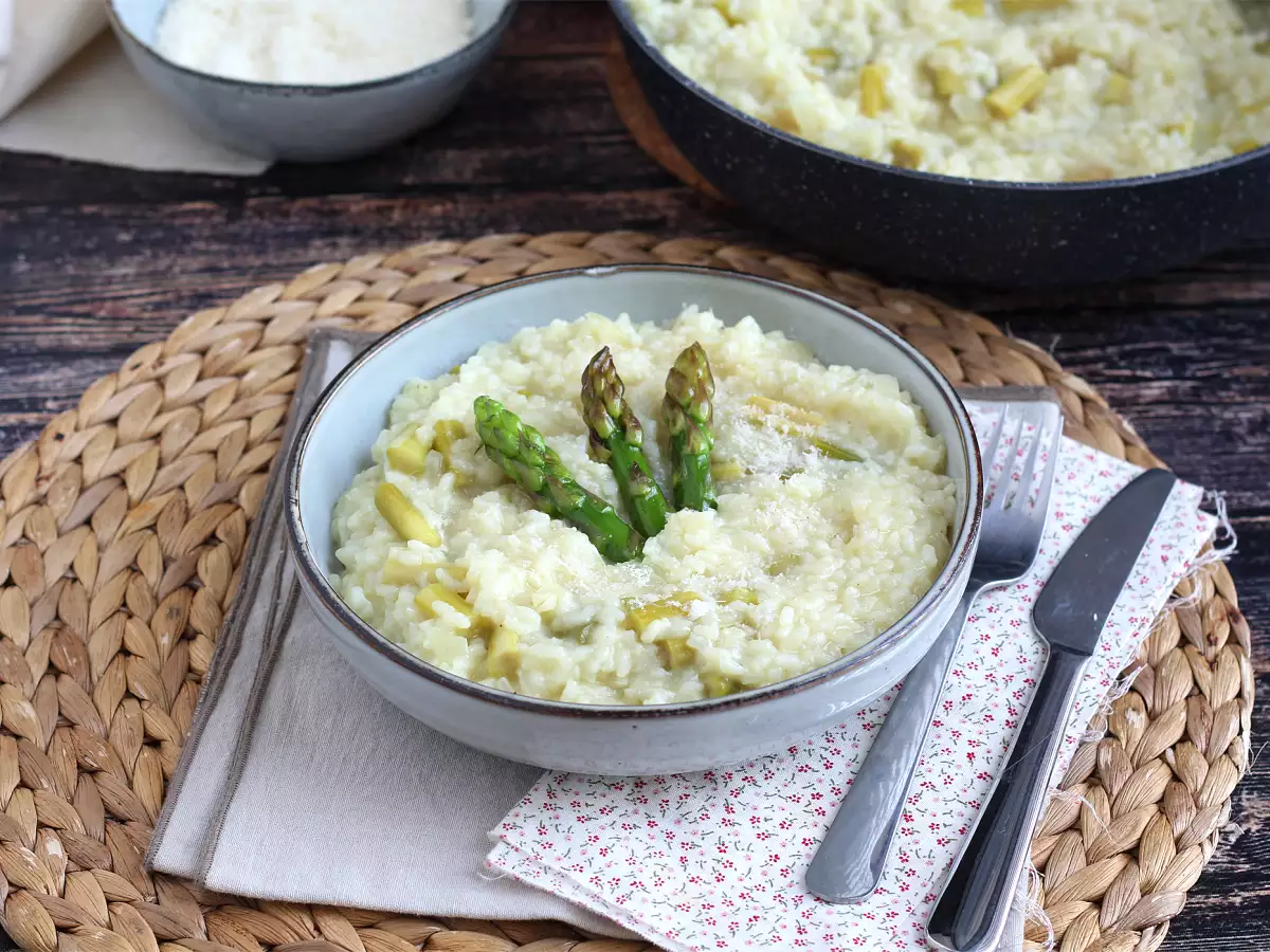 Risotto dengan asparagus hijau dan parmesan