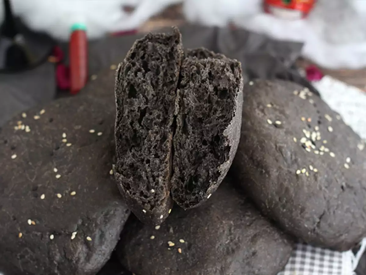 Roti Bun Hitam dengan Tinta Cumi-cumi - foto 2