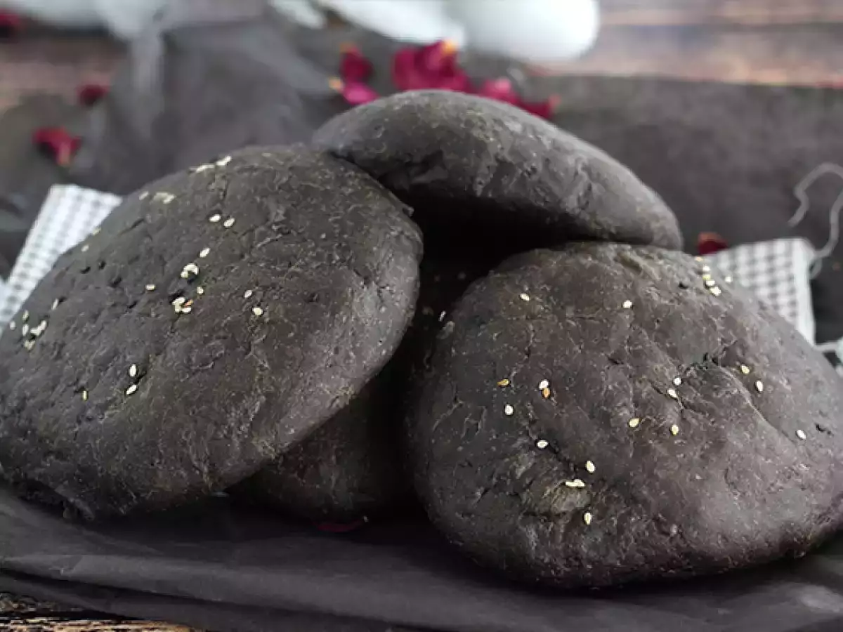 Roti Bun Hitam dengan Tinta Cumi-cumi - foto 4