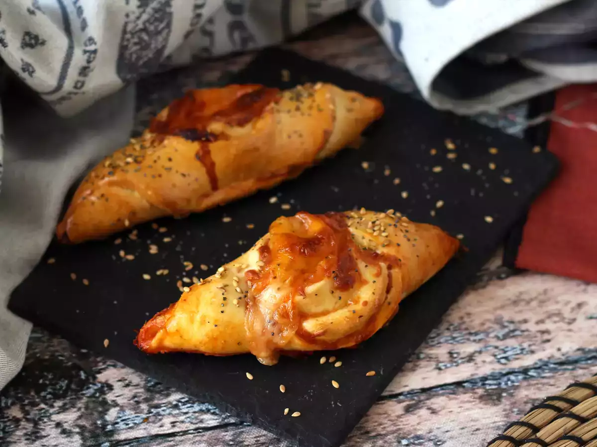 Roti gulung bergaya pizza yang diisi dengan saus tomat, ham, dan mozzarella - foto 3