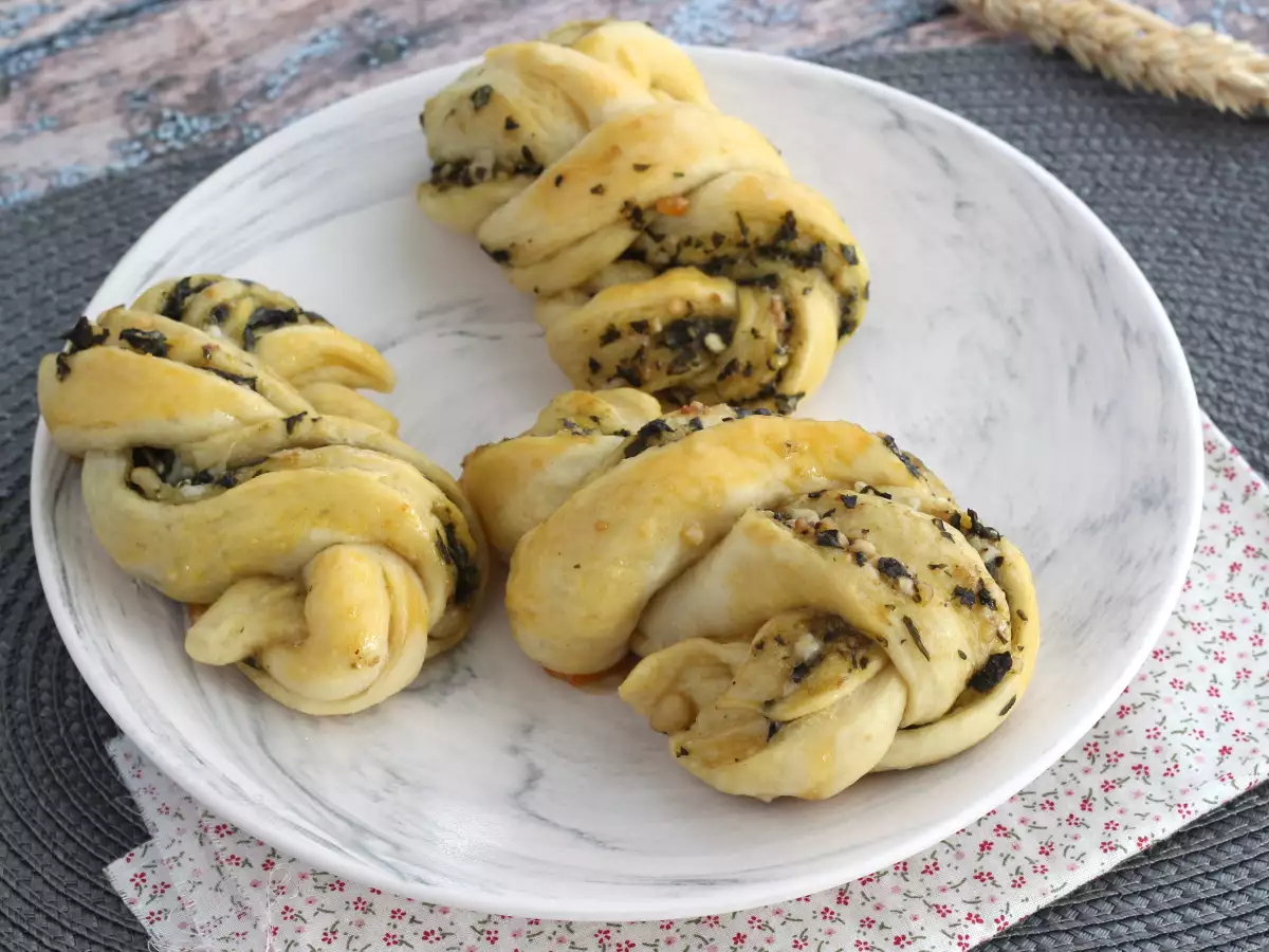 Roti gulung yang dikepang dengan pesto