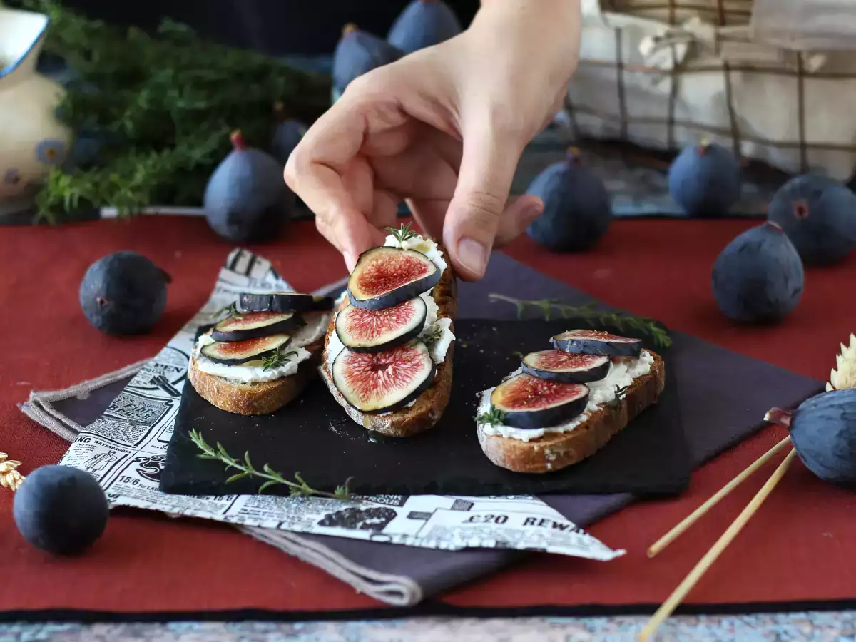 Roti lapis ara, keju kambing segar, madu, dan rosemary - foto 3