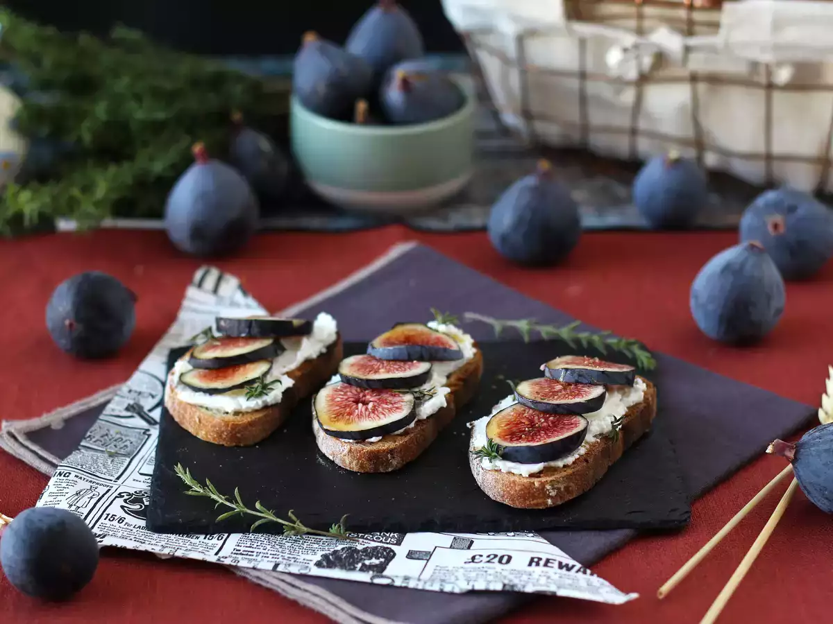 Roti lapis ara, keju kambing segar, madu, dan rosemary - foto 6