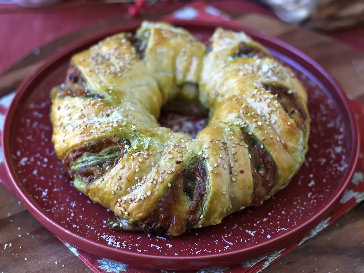 Roti lapis berbentuk mahkota dengan pesto, mozzarella, dan tomat kering