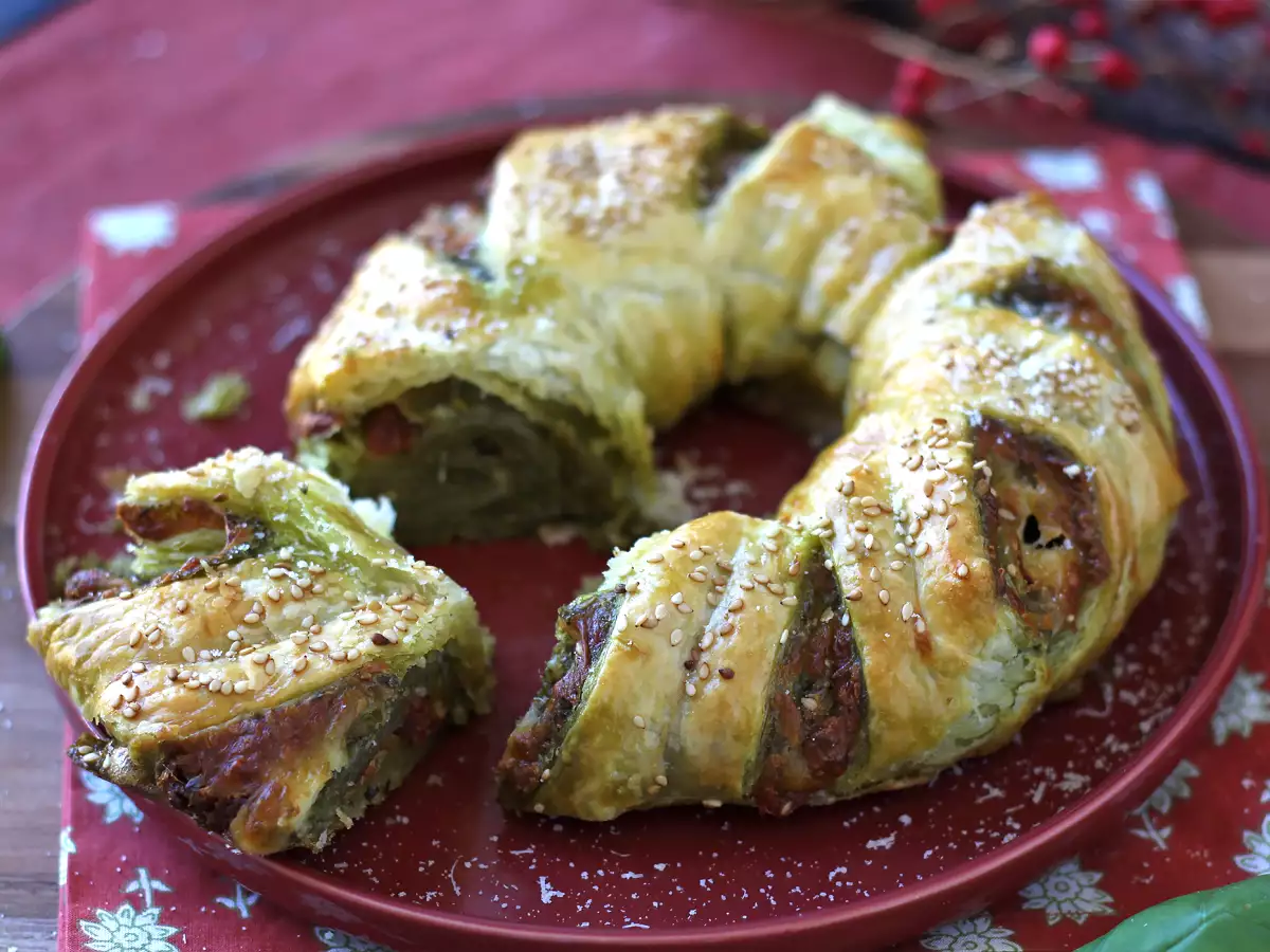 Roti lapis berbentuk mahkota dengan pesto, mozzarella, dan tomat kering - foto 4
