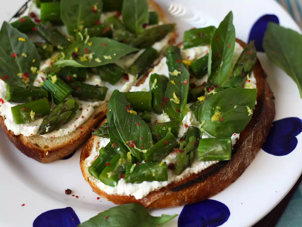 Roti Panggang Asparagus dengan Ricotta, Lemon, dan Kemangi - foto 4