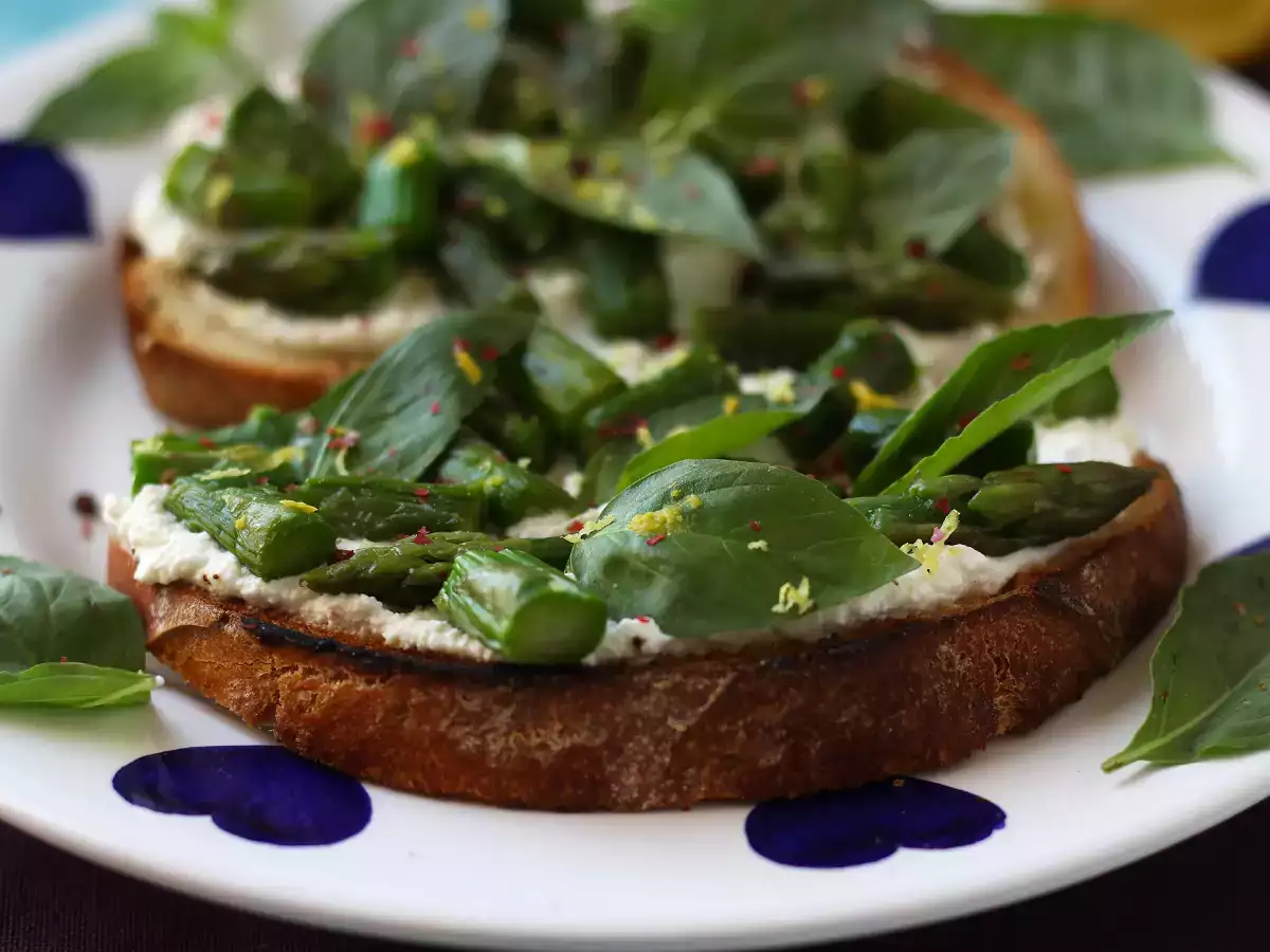 Roti Panggang Asparagus dengan Ricotta, Lemon, dan Kemangi - foto 5