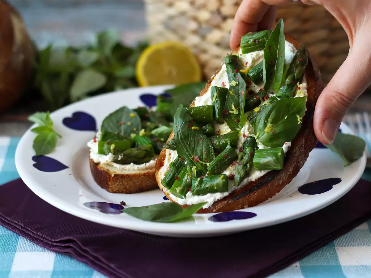 Roti Panggang Asparagus dengan Ricotta, Lemon, dan Kemangi - foto 6