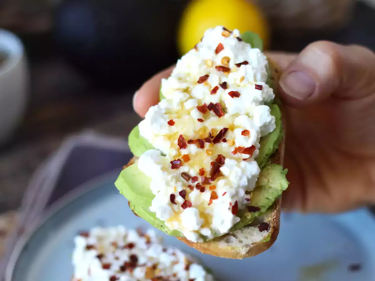 Roti panggang dengan alpukat dan keju cottage dengan madu berbumbu - foto 6
