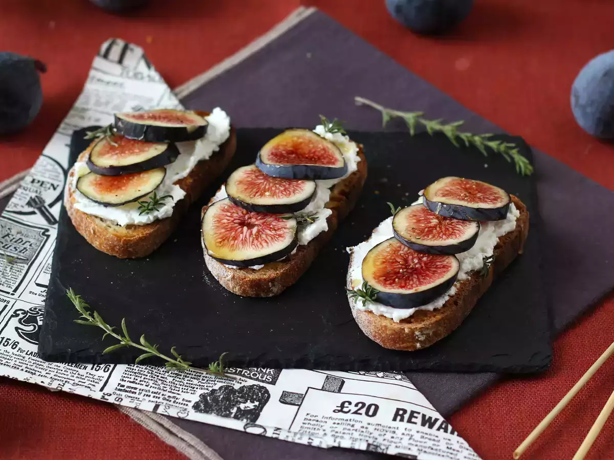 Roti Panggang dengan Buah Ara, Keju Kambing Segar, Madu, dan Rosemary - foto 2