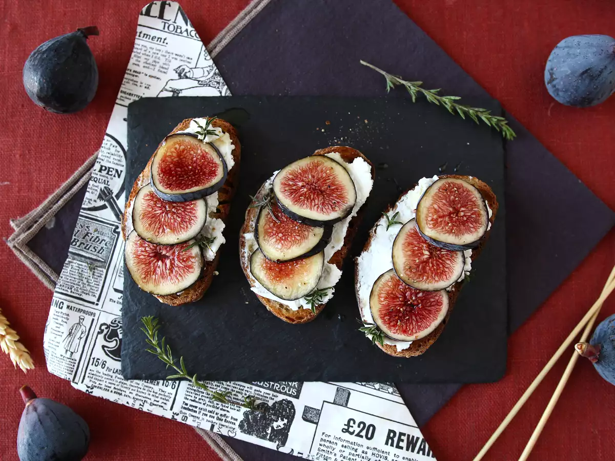 Roti Panggang dengan Buah Ara, Keju Kambing Segar, Madu, dan Rosemary - foto 4