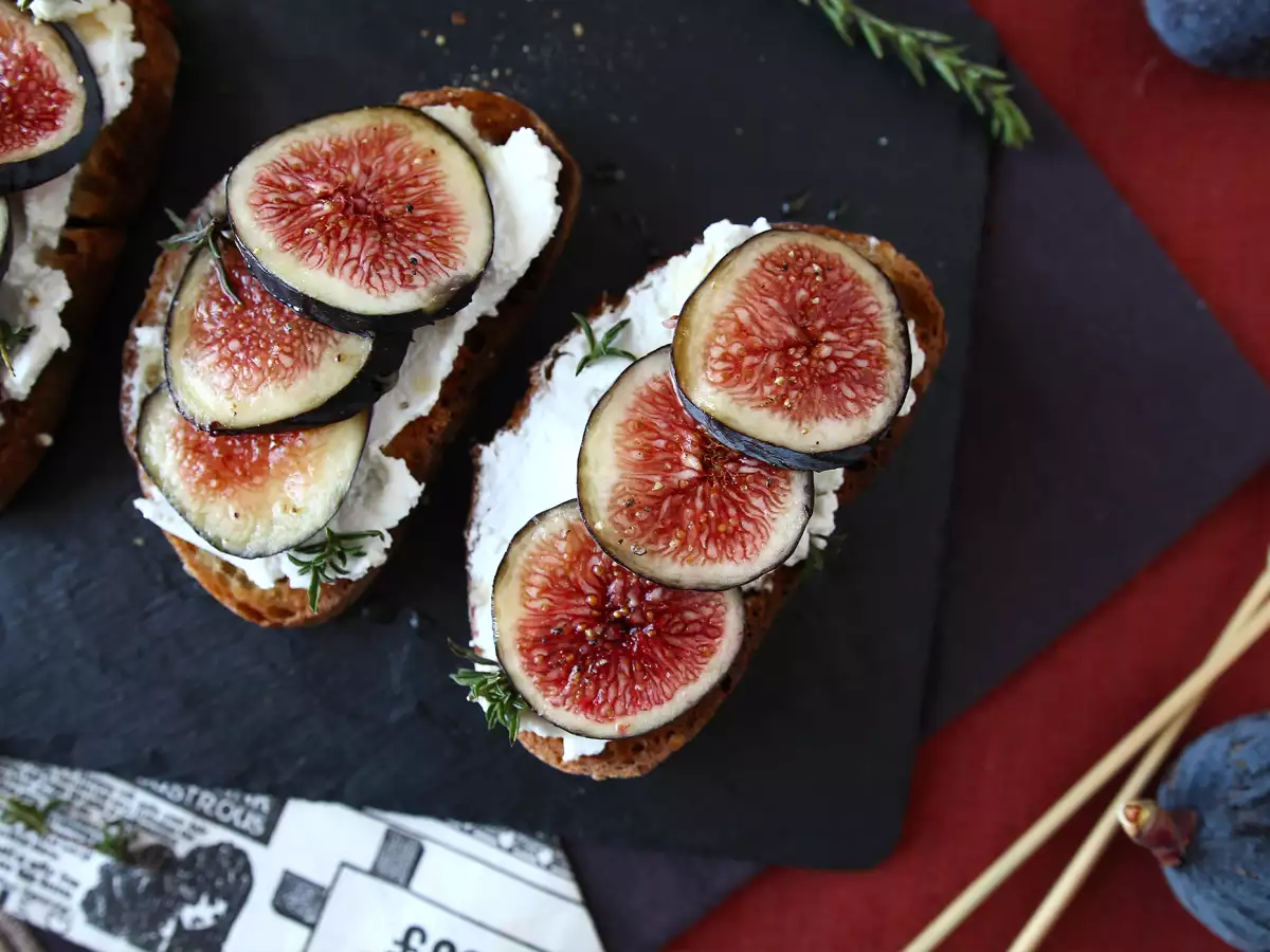Roti Panggang dengan Buah Ara, Keju Kambing Segar, Madu, dan Rosemary - foto 5