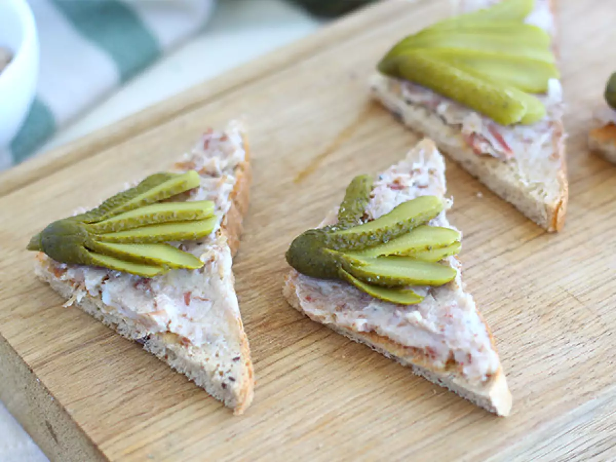 Roti Panggang dengan Rillettes dan Acar Mentimun Kecil - foto 2