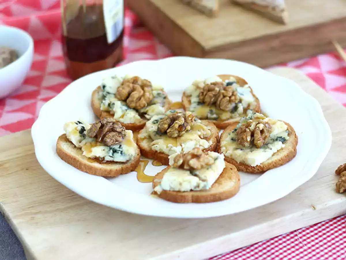 Roti panggang dengan Roquefort, kenari, dan madu - foto 3