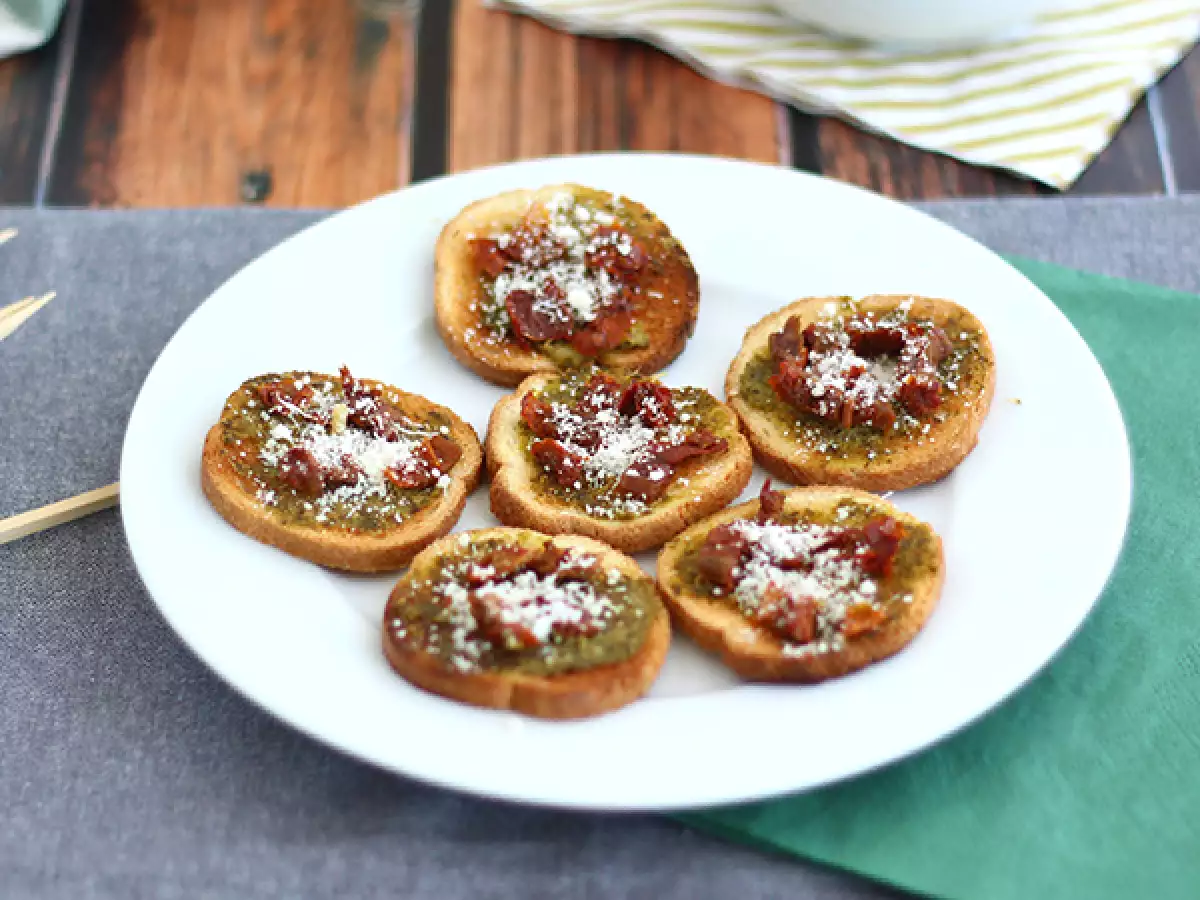 Roti Panggang Pesto, Parmesan, dan Tomat Kering