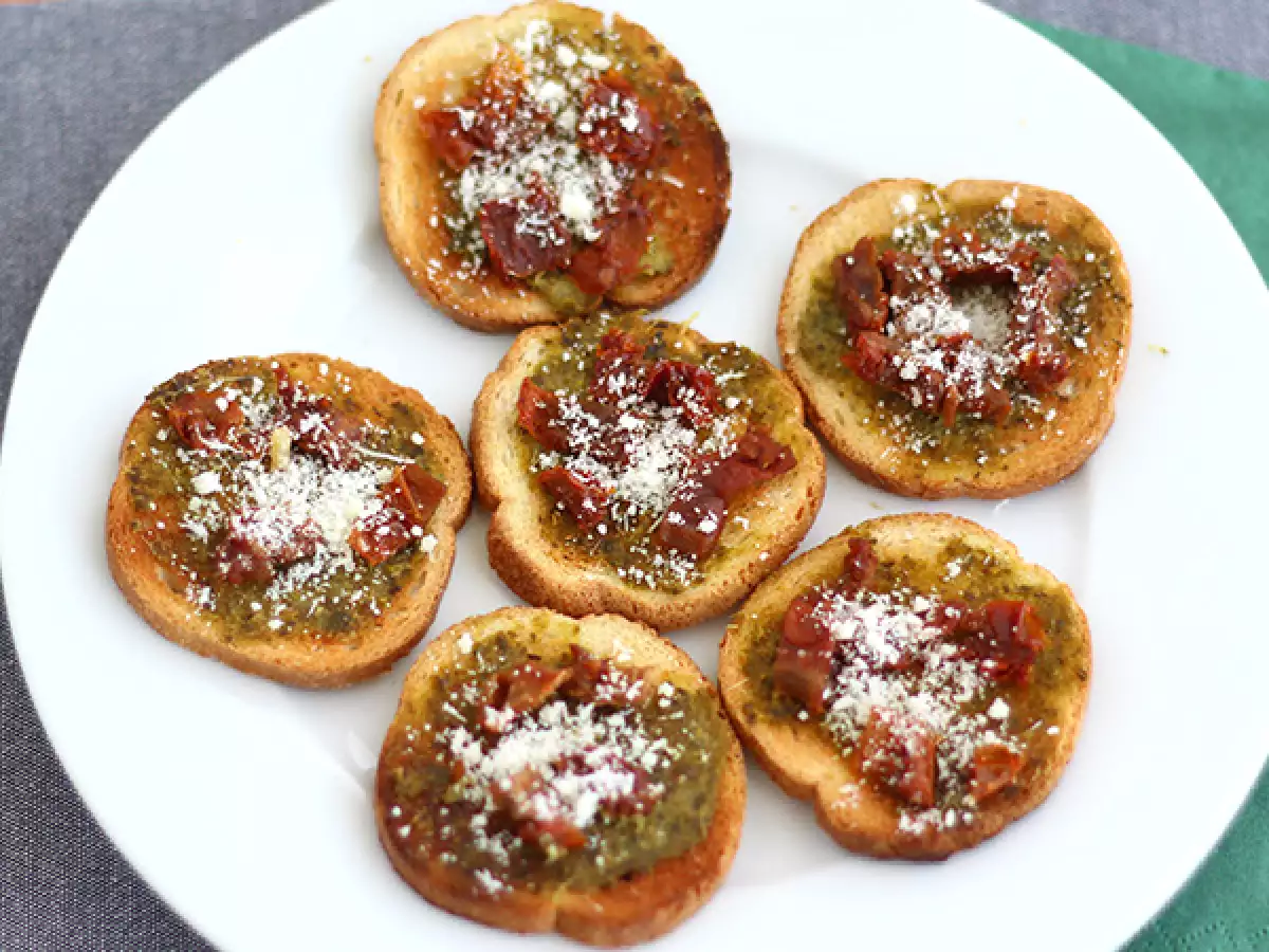 Roti Panggang Pesto, Parmesan, dan Tomat Kering - foto 2