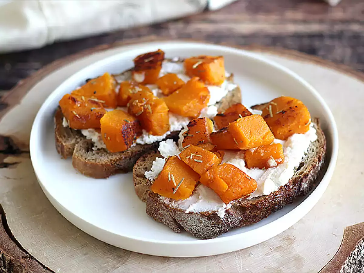 Roti Panggang Ricotta, Labu Butternut, dan Telur