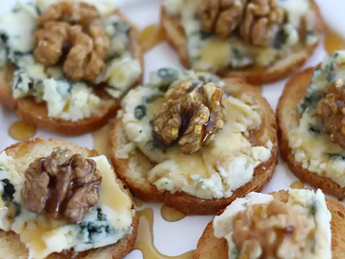 Roti Panggang Roquefort dengan Kenari dan Madu - foto 2