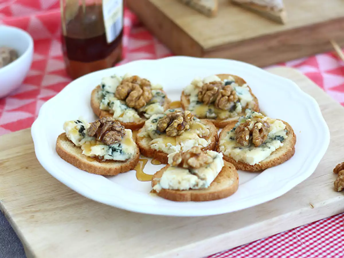 Roti Panggang Roquefort dengan Kenari dan Madu - foto 3