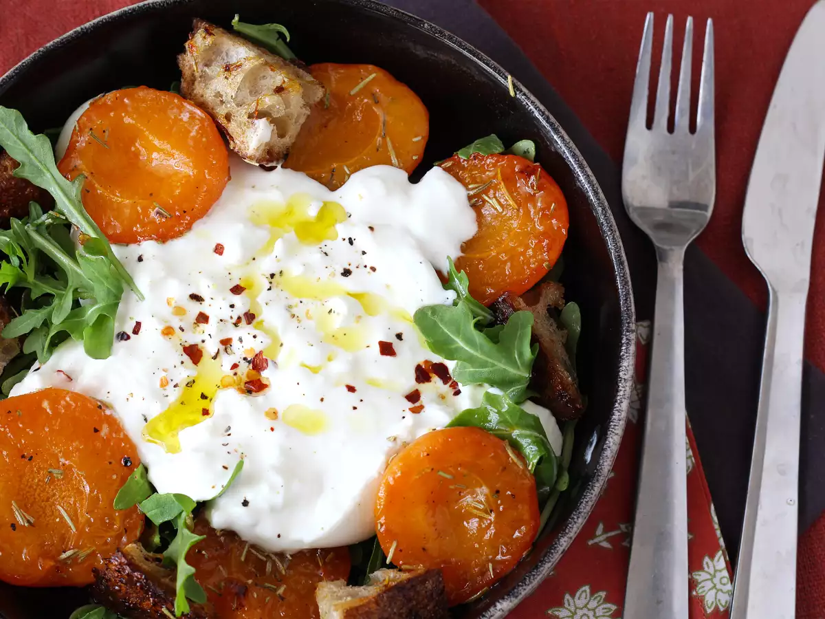 Salad Aprikot Panggang, Arugula, dan Burrata