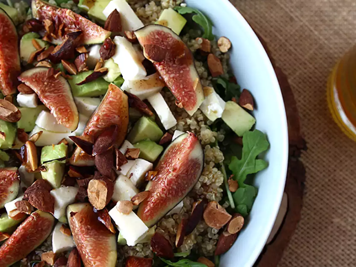Salad asam manis dengan buah ara, roket, quinoa, mozzarella, dan alpukat - foto 2
