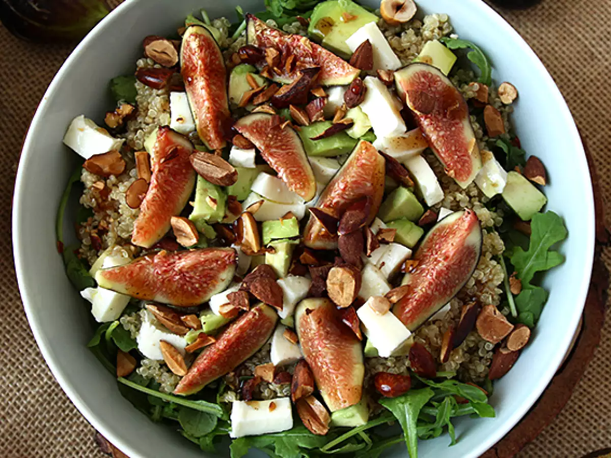 Salad asam manis dengan buah ara, roket, quinoa, mozzarella, dan alpukat - foto 4