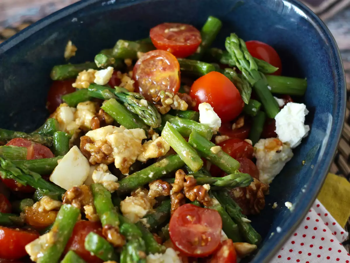 Salad asparagus yang sangat lezat - foto 5