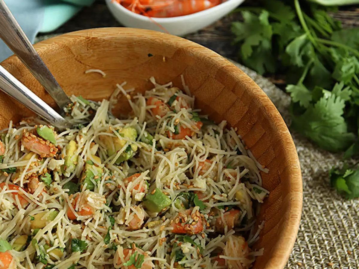 Salad bihun dengan udang, alpukat, telur, dan daun ketumbar - foto 2